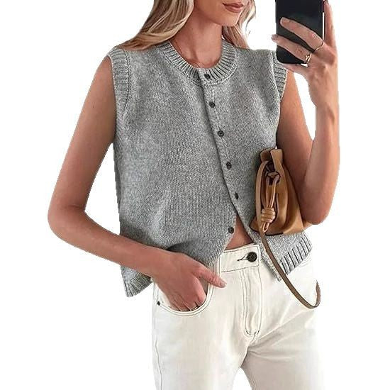 "Moderne dame strikvest i blød uld med knapper, ærmeløs snit, perfekt til lag-på-lag styling og elegant mode."