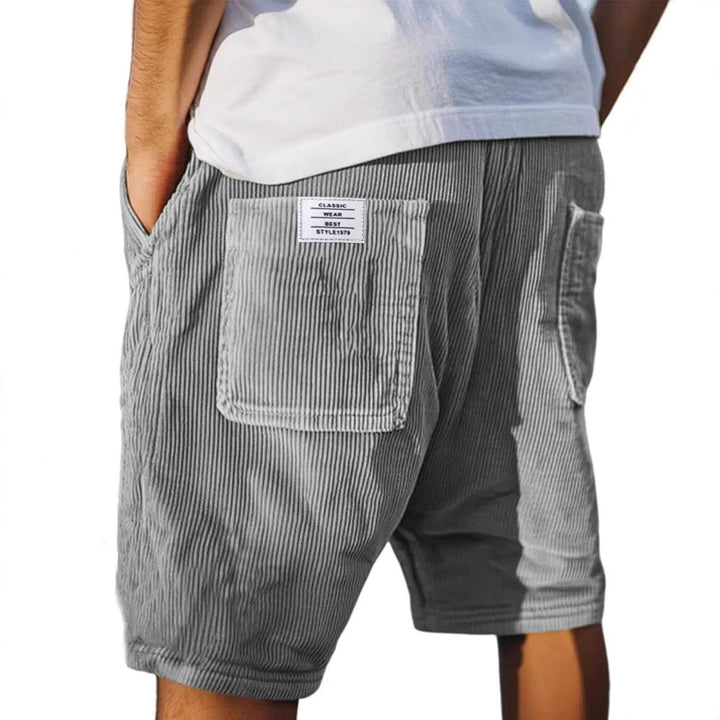 Moderne herreshorts med elastisk linning og urban stil, perfekt til sommer og casual fritid for mænd.
