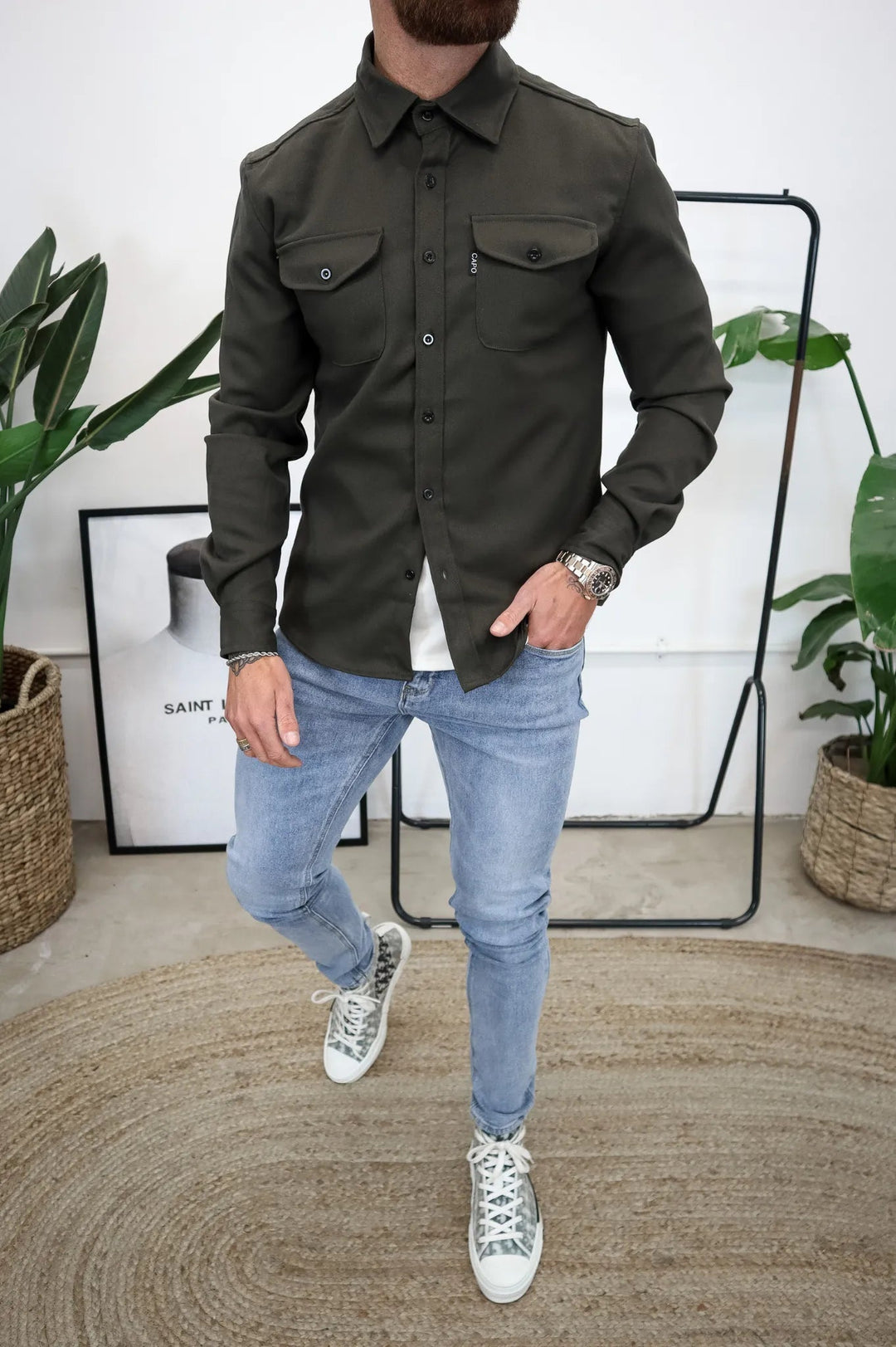 Herreskjortejakke i en flot armygrøn farve, med knapper, velegnet til alsidig styling og forskellige begivenheder.