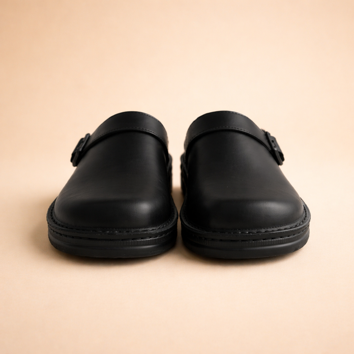 Stilrene herresko clogs i kaffebrun med minimalistisk design, ideel til mænds hverdagsfodtøj.