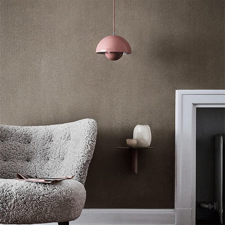 "Moderne hvid flowerpot loftslampe med skandinavisk design, justerbar højde og LED, hængende fra loftet i et stilfuldt hjem."
