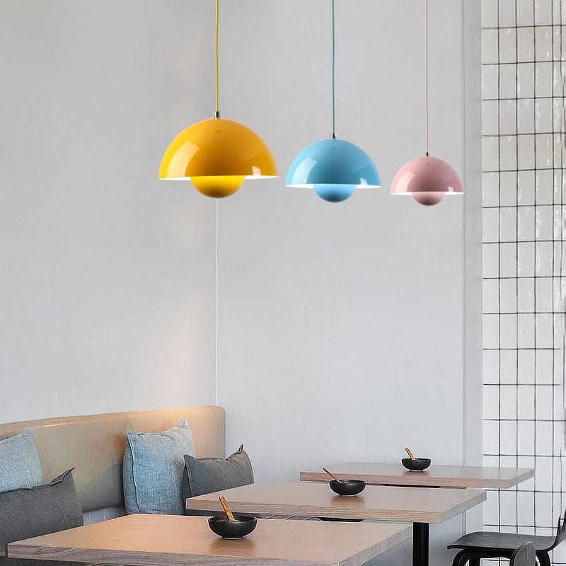 "Moderne hvid flowerpot loftslampe med skandinavisk design, justerbar højde og LED, hængende fra loftet i et stilfuldt hjem."