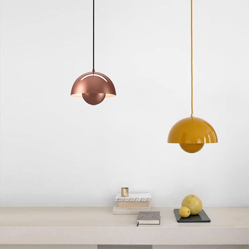 "Moderne hvid flowerpot loftslampe med skandinavisk design, justerbar højde og LED, hængende fra loftet i et stilfuldt hjem."