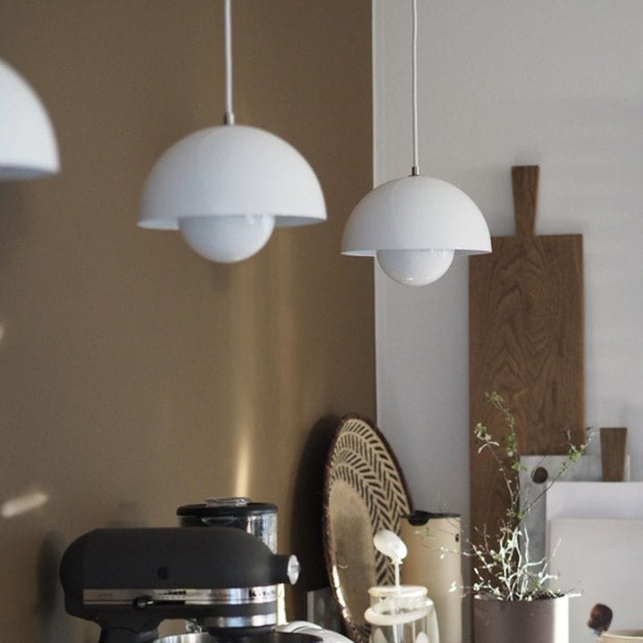 "Moderne hvid flowerpot loftslampe med skandinavisk design, justerbar højde og LED, hængende fra loftet i et stilfuldt hjem."