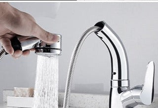 Hvid HydraLine badeværelsesarmatur med fleksibel skylning og elegant moderne design.