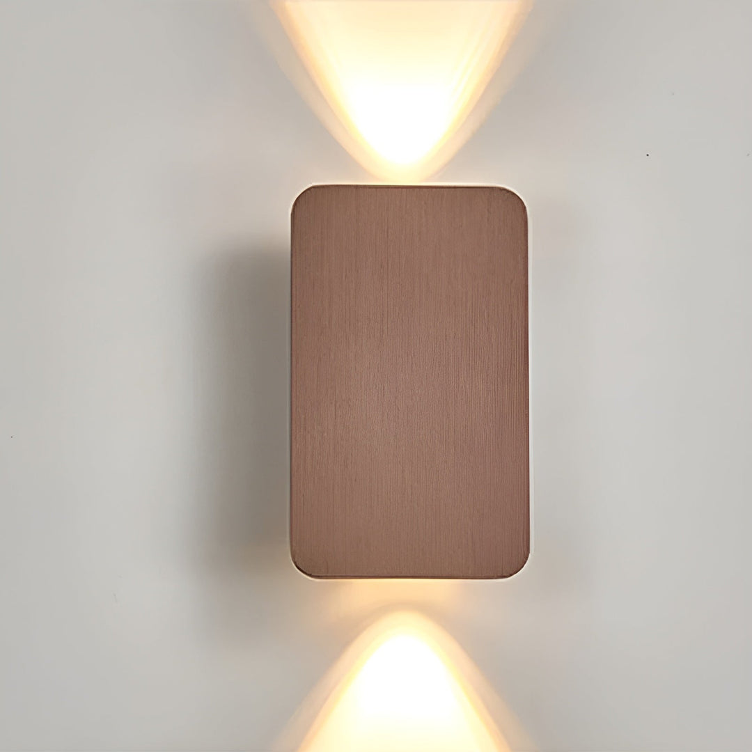 Design væglampe med LED. Perfekt til accentbelysning og at skabe en hyggelig atmosfære.
