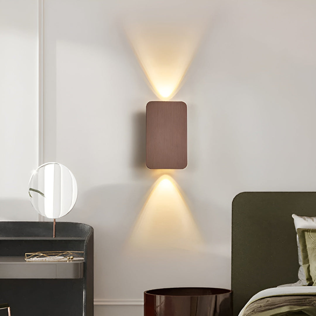 Elegant LED væglampe. Moderniser dit hjem med stemningsfuldt op-ned lys til indendørs brug.