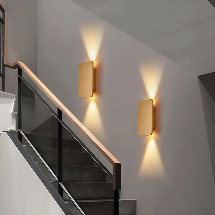 Minimalistisk LED væglampe til gangbelysning. Giver varmt, indirekte lys i entré eller stue.
