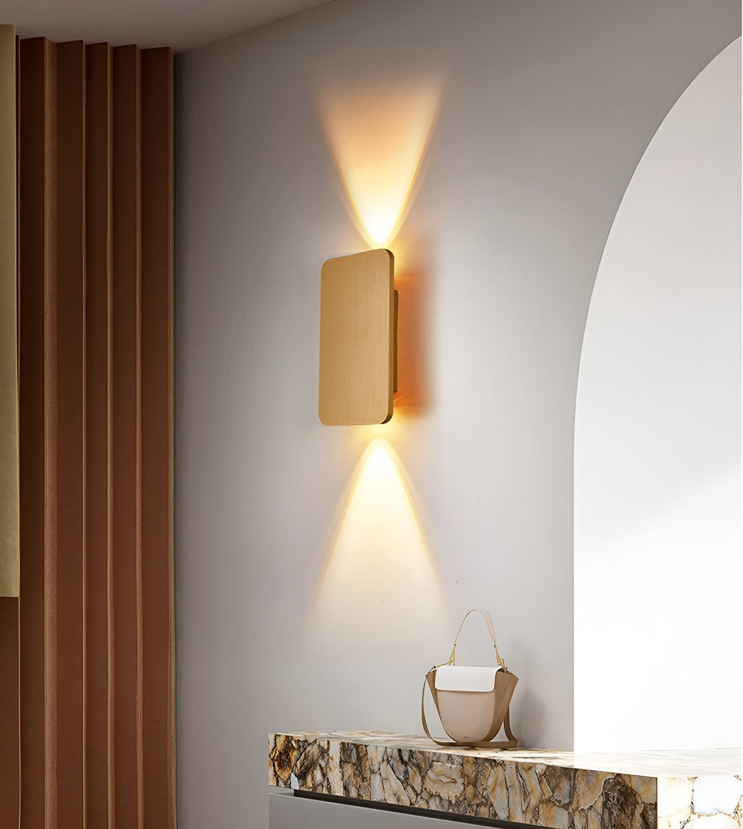 Moderne design væglampe med LED belysning. Perfekt til hjemmeindretning og dekorativt lys.