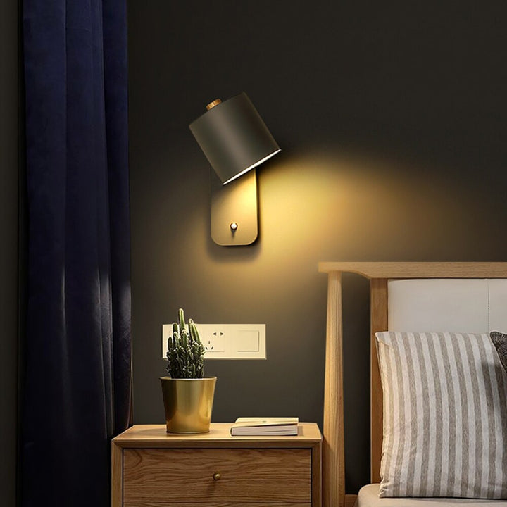 Energieffektiv LED væglampe, giver behageligt lys til gang, stue eller kontor. Moderne indendørs lampe.