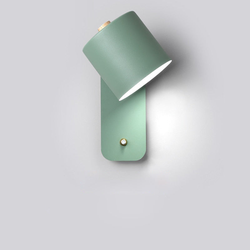 Elegant LED væglampe, der skaber stemning i stuen eller gangen. Moderne og energieffektiv indendørs lampe.