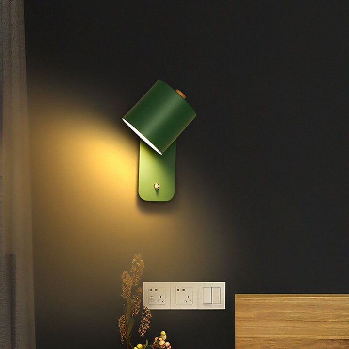 Energibesparende design væglampe med LED og afbryder, ideel til soveværelse.