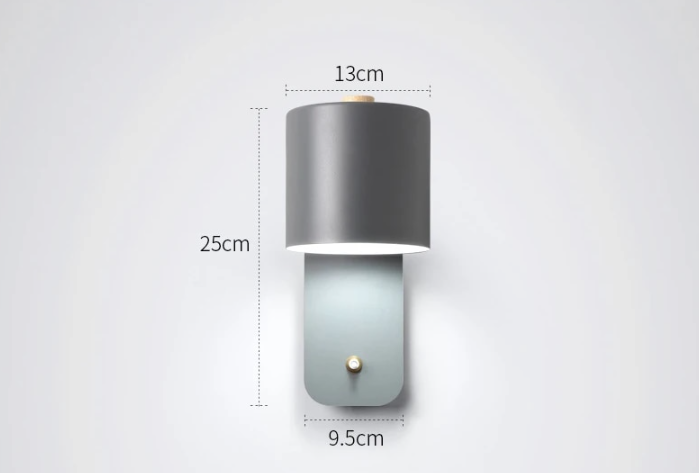 Elegant væglampe med integreret LED-lys og nem afbryder, skaber hyggelig stemning.