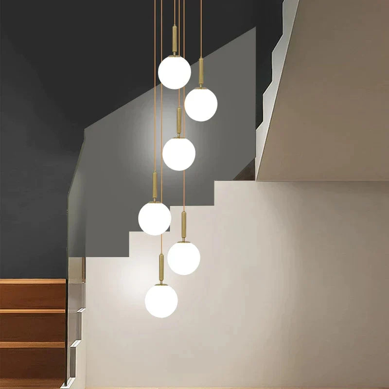 Moderne loftlampe i glas med blødt lys, perfekt til hyggelig indendørs belysning og elegance i hjemmet.