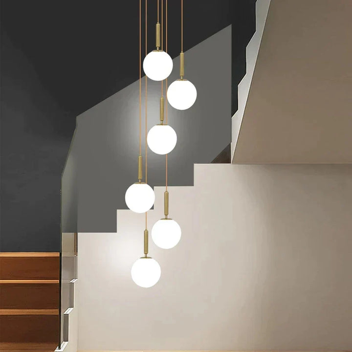 Moderne loftlampe i glas med blødt lys, perfekt til hyggelig indendørs belysning og elegance i hjemmet.
