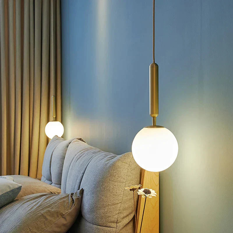 Elegant designlampe og pendel i glas, der skaber stemningslys og moderne hygge i ethvert rum.