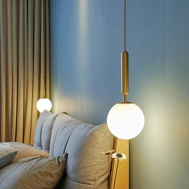 Elegant designlampe og pendel i glas, der skaber stemningslys og moderne hygge i ethvert rum.