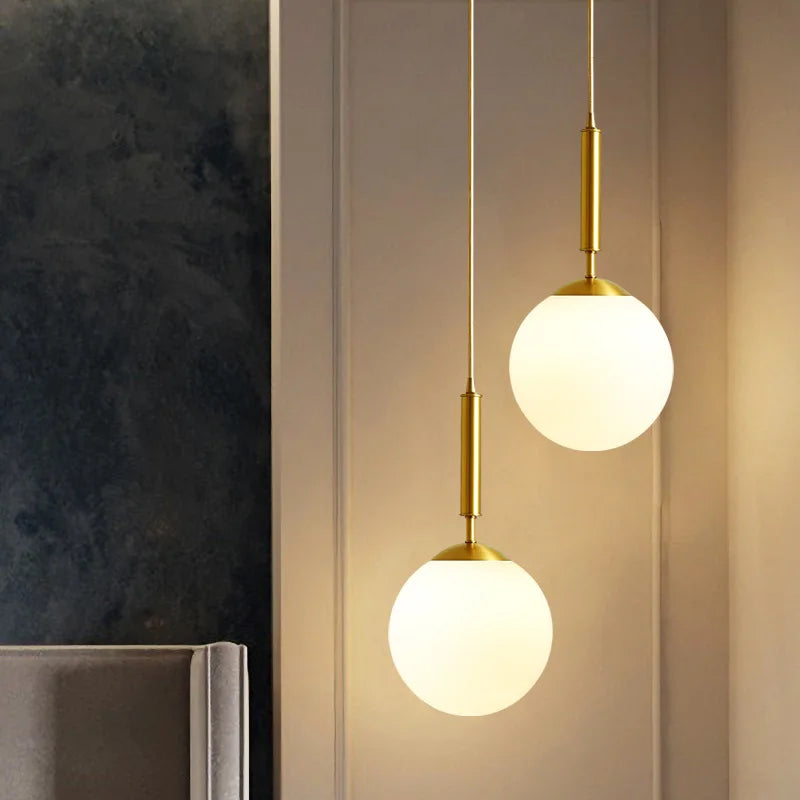 Stilfuld loftlampe med blødt lys, en glaslampe der giver et elegant og moderne touch til dit hjem.