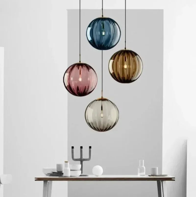 Moderne loftlampe med integreret LED belysning. Elegant design til behagelig atmosfære i boligindretning.