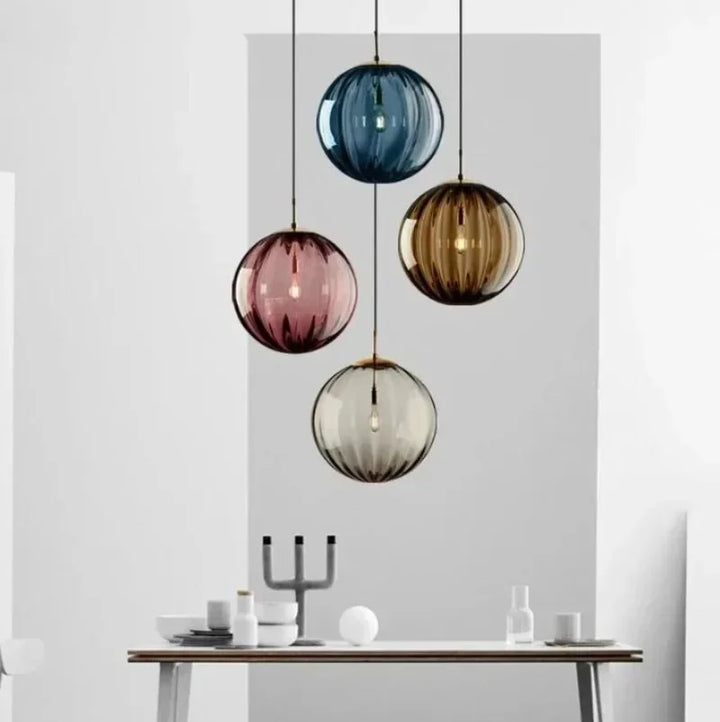 Moderne loftlampe med integreret LED belysning. Elegant design til behagelig atmosfære i boligindretning.