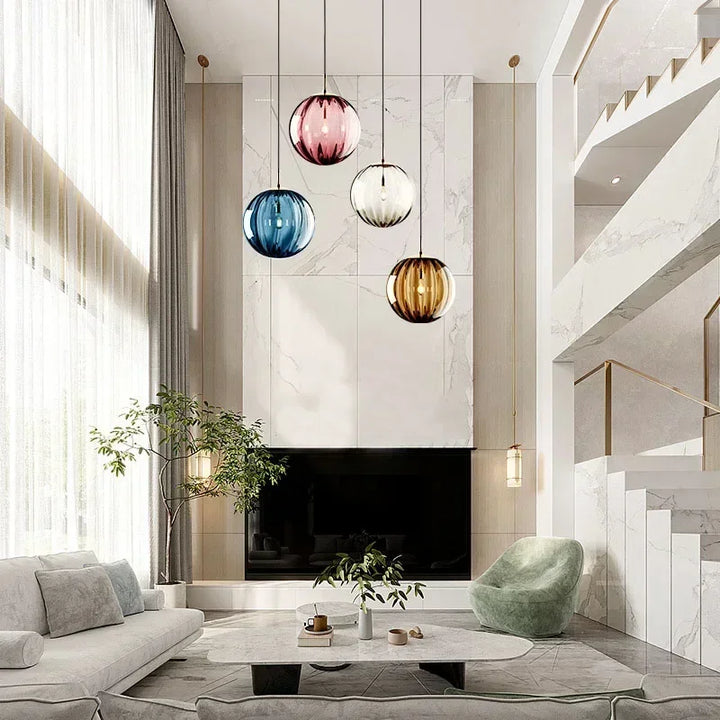 Elegant designlampe til loftet med moderne LED belysning. Skaber stilfuldt og behageligt lys i ethvert rum.
