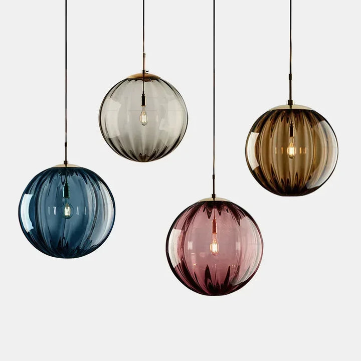 Stilren moderne loftlampe med integreret LED. Perfekt som hovedbelysning i boligindretningen.