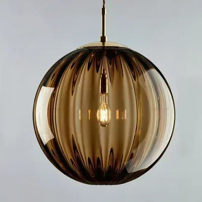Elegant loftlampe med integreret, energieffektiv LED belysning. Moderne design til en stilfuld indretning.