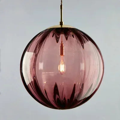Moderne designlampe til loftet med effektiv LED. Skaber et elegant og indbydende loftlys i boligen.
