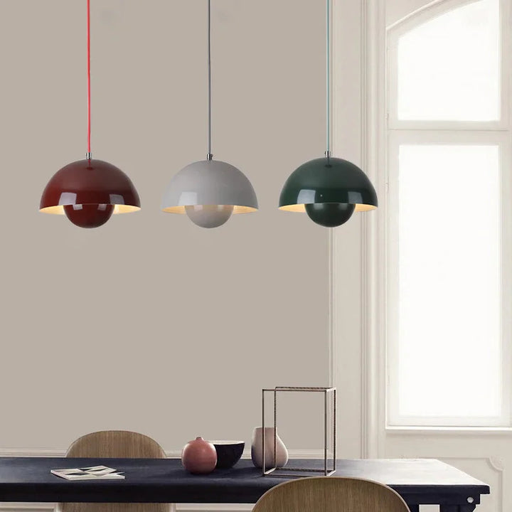 Moderne loftslampe med justerbart design for stemningsfuld belysning i skandinavisk indretning.