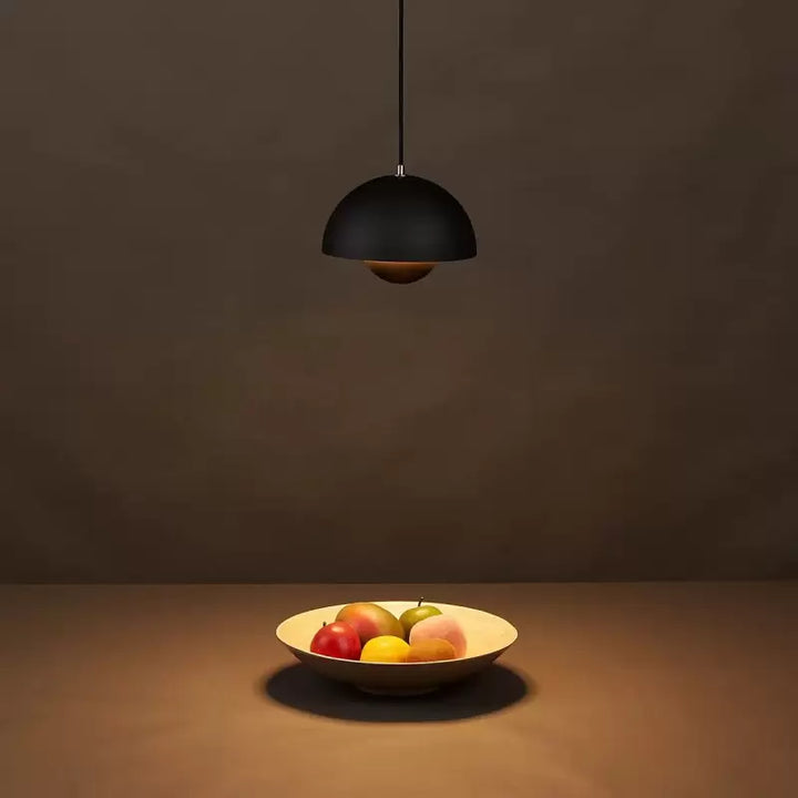 Moderne belysning: Justerbar loftslampe for en hyggelig atmosfære og flot hjemmeindretning.