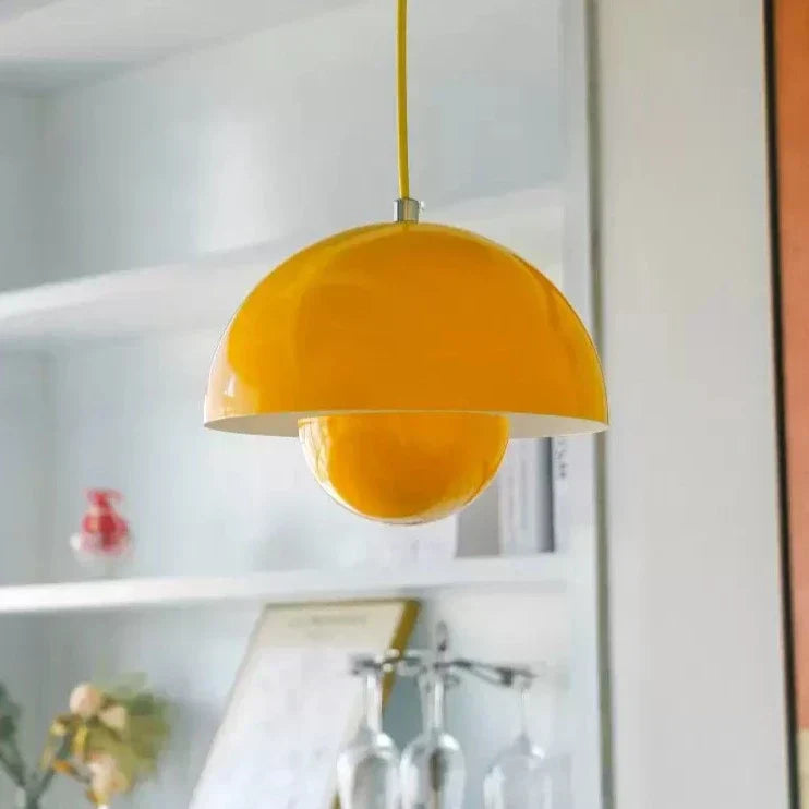 Minimalistisk designlampe i loftet, der leverer et ensartet og justerbart varmt stemningslys.