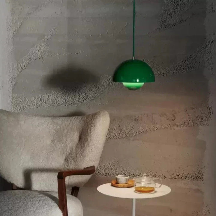 Indfang den perfekte atmosfære med denne justerbare og stilrene loftslampe til hjemmet.