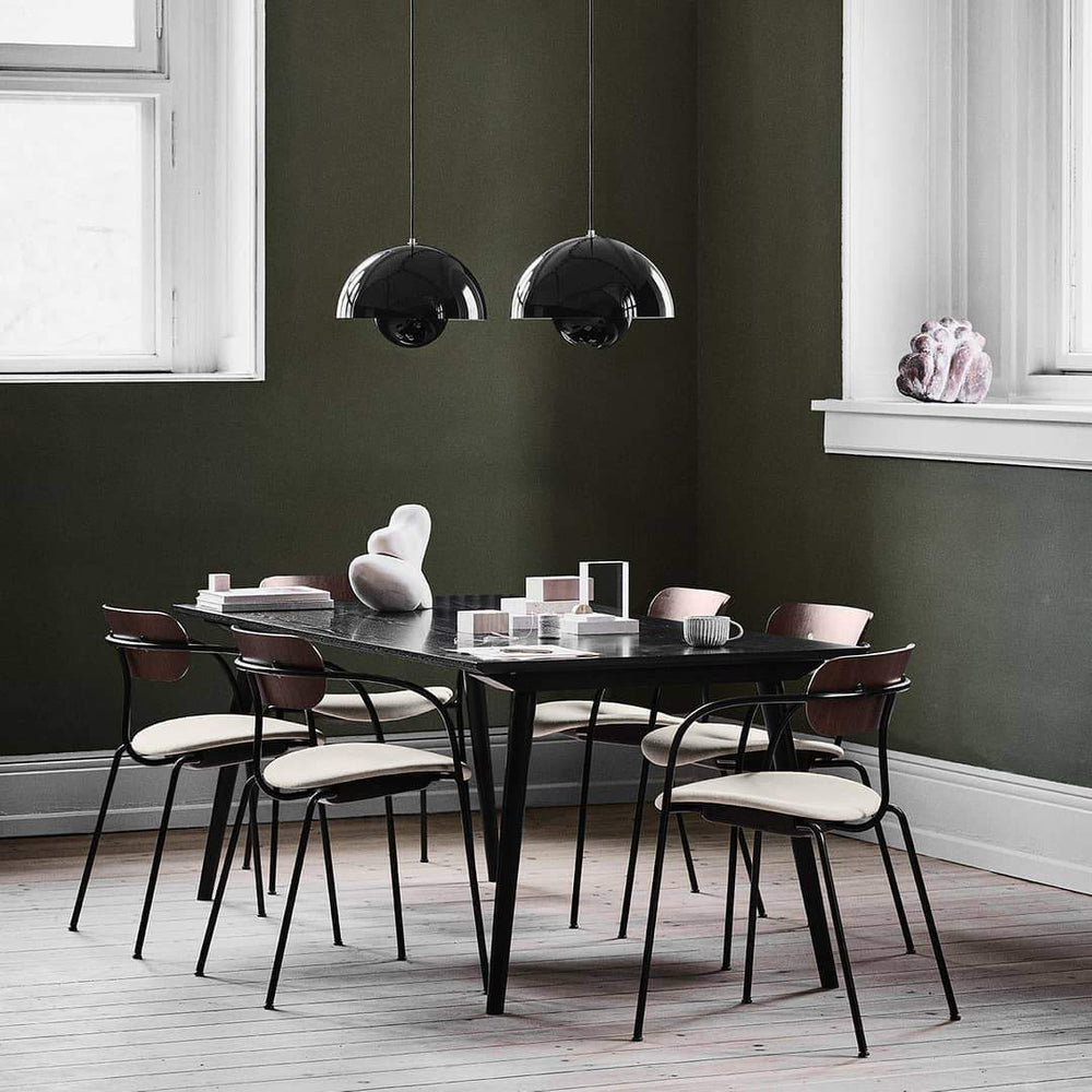 Elegant minimalistisk loftslampe, perfekt til moderne hjemmeindretning og varmt stemningslys.