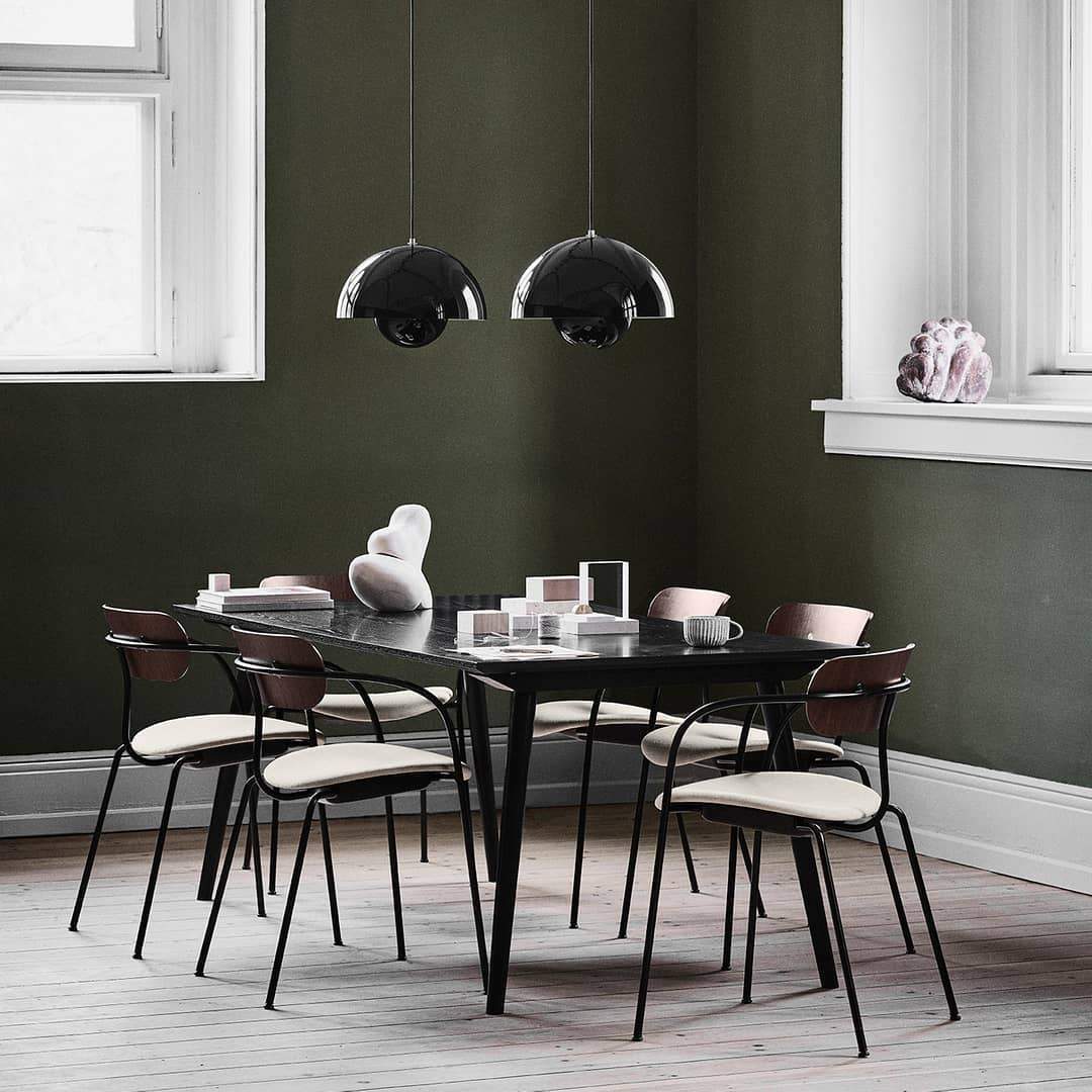 Elegant minimalistisk loftslampe, perfekt til moderne hjemmeindretning og varmt stemningslys.