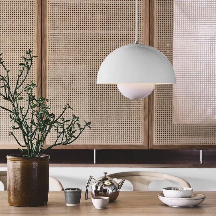 Justerbar designlampe i loftet, der skaber hyggeligt og farvet lys til enhver stue.