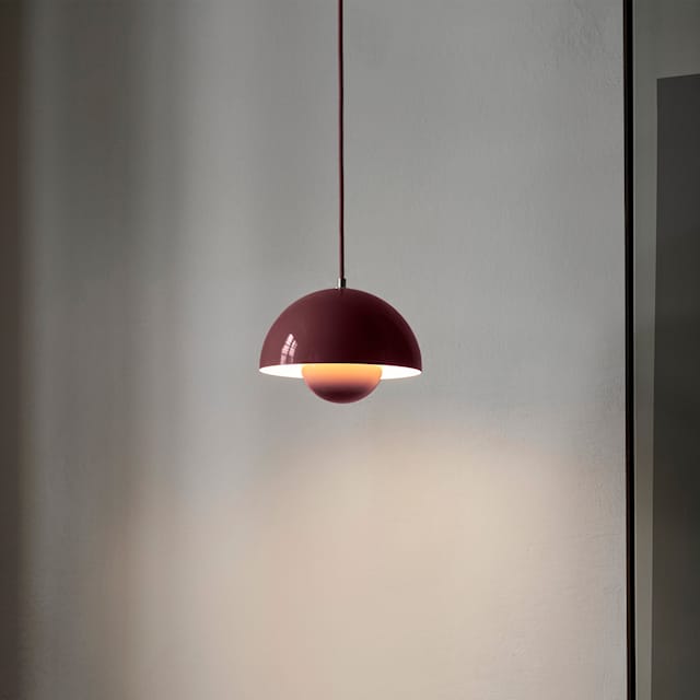 Stilfuld moderne loftslampe, ideel til minimalistisk indretning og fleksibel belysning.