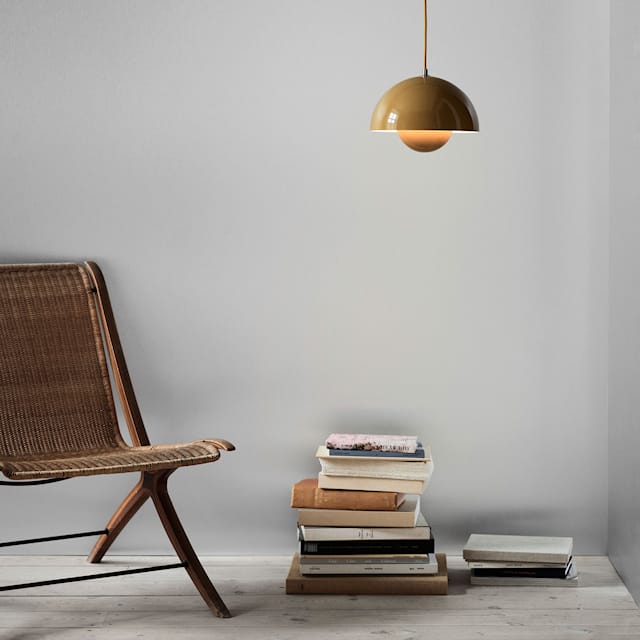 Hvid justerbar loftslampe, der giver optimal belysning og et moderne udtryk i rummet.