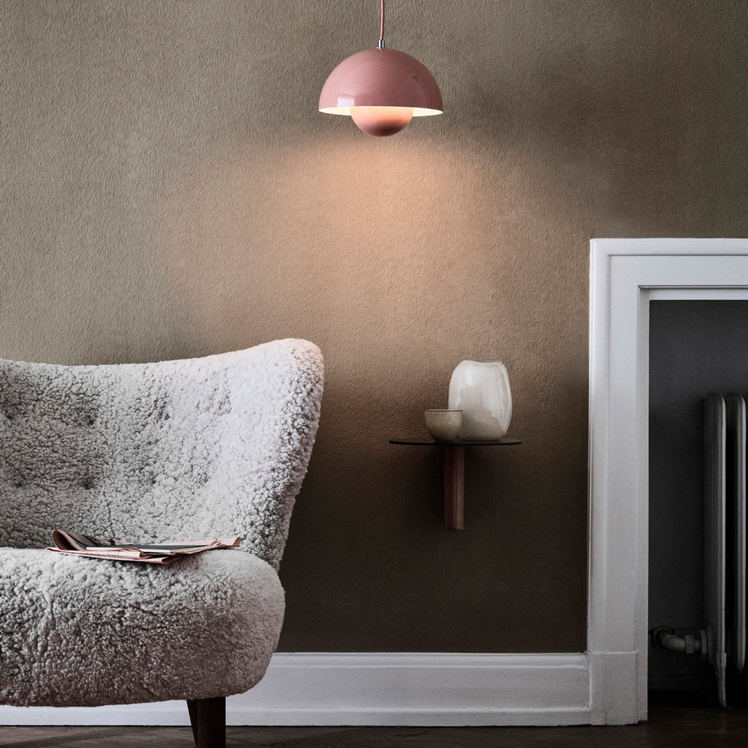 Enkel og funktionel loftslampe til køkken eller stue, med fokus på justerbart varmt lys.