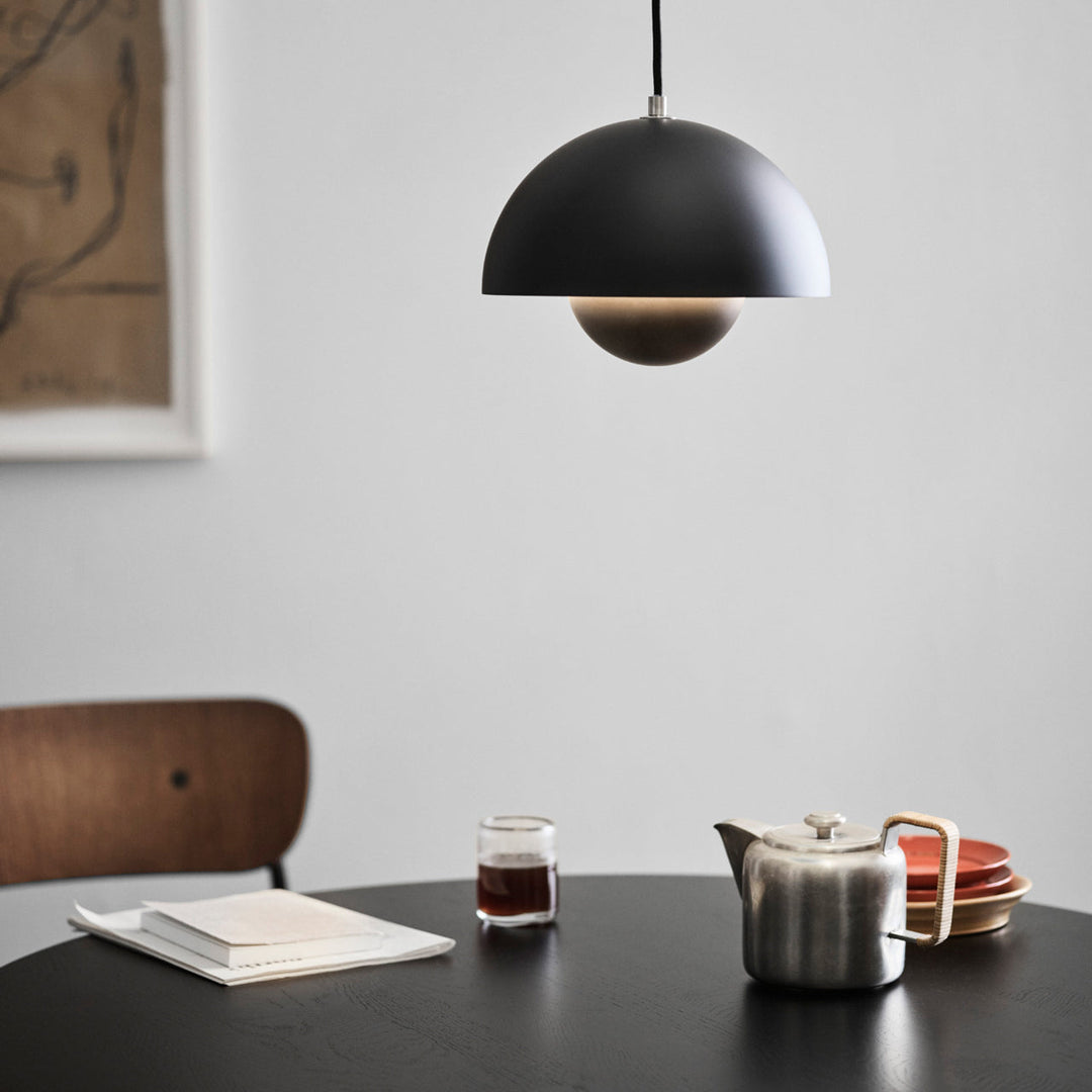 Designloftslampe med mulighed for at ændre lysretningen, perfekt for dynamisk indretning.