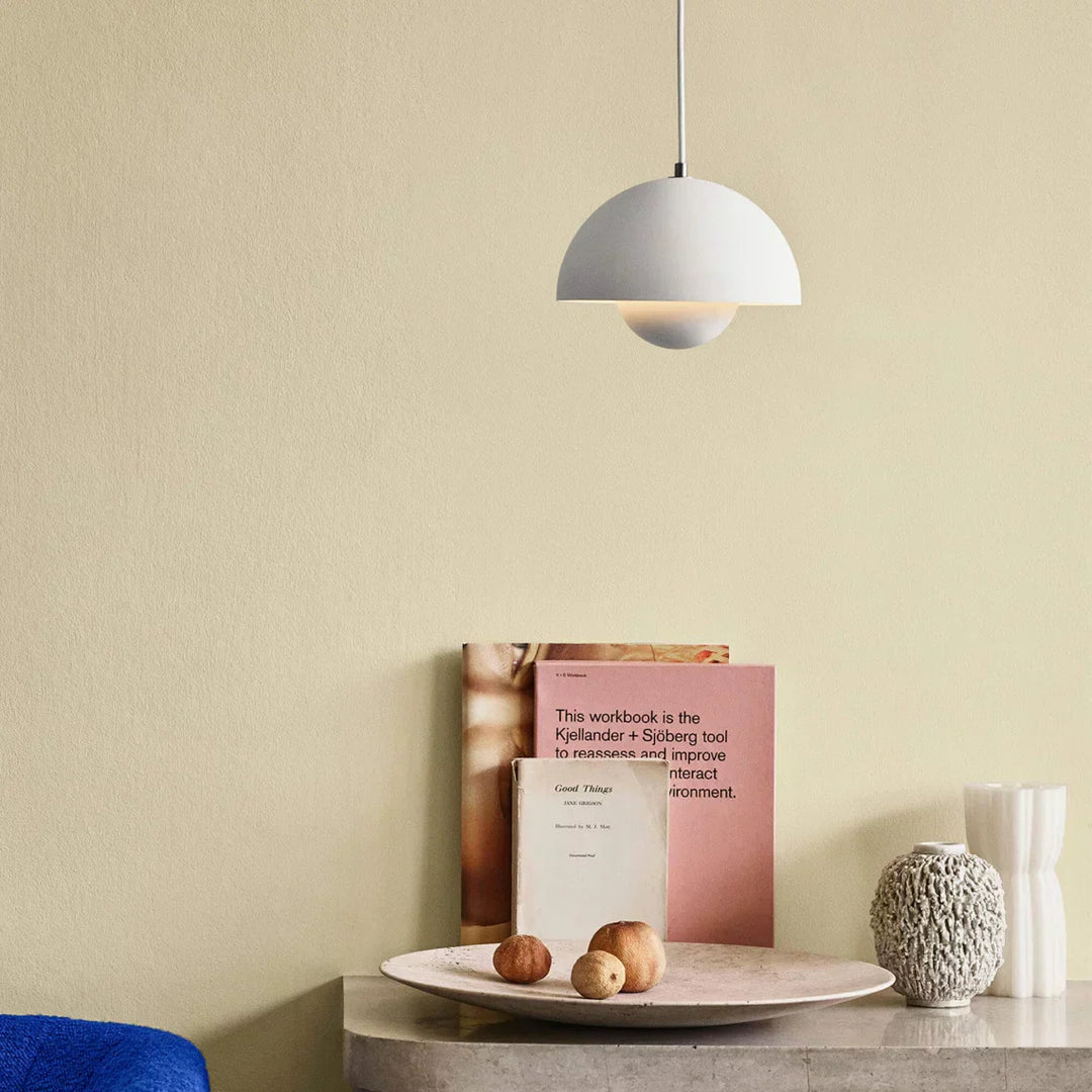Loftslampe, der komplementerer skandinavisk stil med sin justerbare og stemningsfulde belysning.