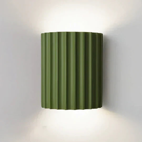 Kompakt Lumora væglampe med LED. Perfekt designlampe til moderne hjemmebelysning i gang eller stue.