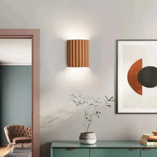 Stilfuld Lumora LED væglampe. Dekorativ designlampe for moderne indretning og hjemmebelysning i soveværelse.