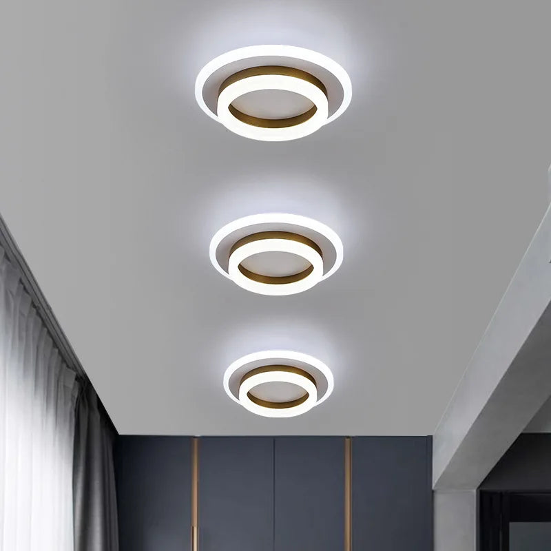 Moderne minimalistisk LED loftlampe i hvid, perfekt til stilfuld hjemmebelysning og energieffektiv indretning.