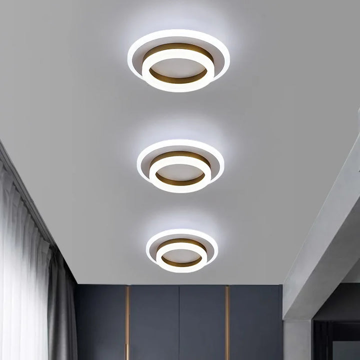 Moderne minimalistisk LED loftlampe i hvid, perfekt til stilfuld hjemmebelysning og energieffektiv indretning.