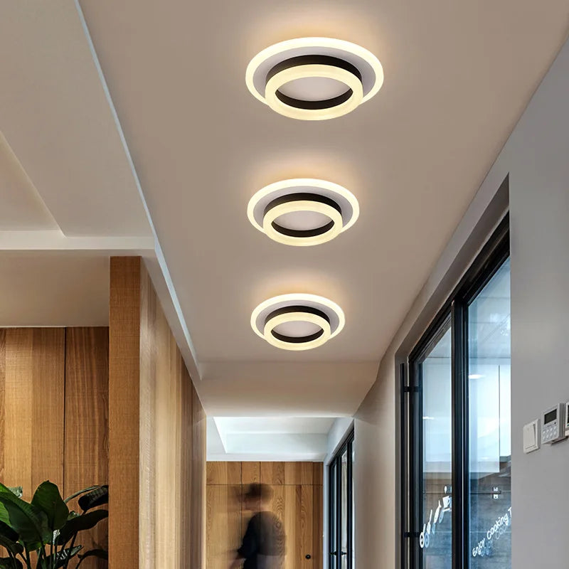 Elegant LED loftlampe med minimalistisk design, skaber moderne belysning og hyggelig stemning i hjemmet.