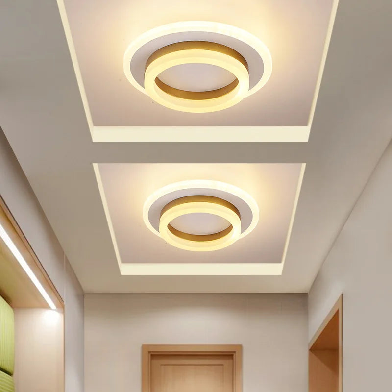 Minimalistisk hvid LED loftlampe med rent design, leverer blød, moderne belysning til ethvert rum i hjemmet.