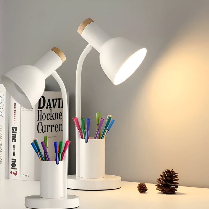 Praktisk LED skrivebordslampe med indbygget penholder for smart opbevaring og effektiv kontorbelysning.