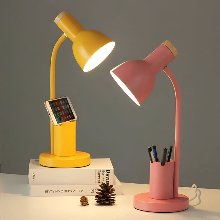 Stilren nordisk LED læselampe i minimalistisk design med penholder, et moderne valg til indretning.