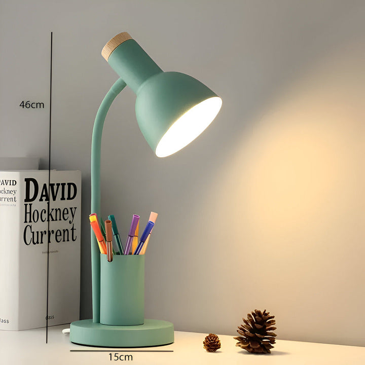 Farverig nordisk LED skrivebordslampe med penholder; et friskt pust til moderne hjemmekontor indretning.