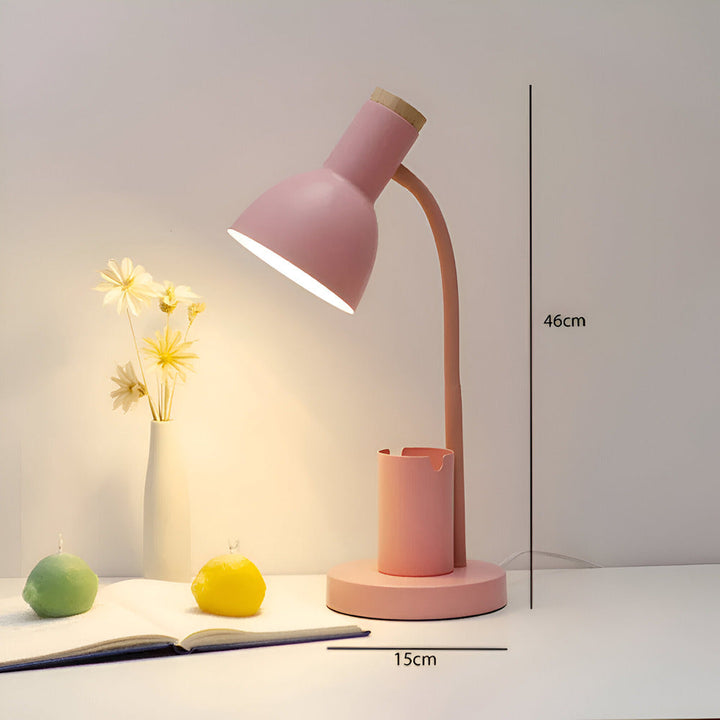 Nærbillede af Nordisk LED bordlampe med smart penholder, der holder dit skrivebord ryddeligt.
